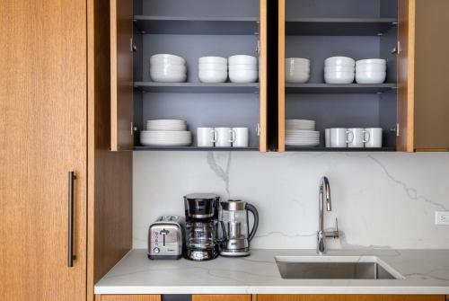 Midtown East 2br w Ggym doorman wd nr parks NYC-1148 in New York, USA