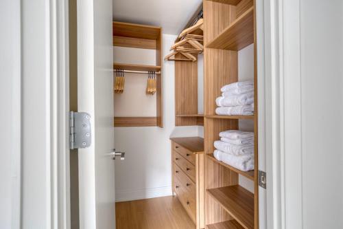 Midtown East 2br w Ggym doorman wd nr parks NYC-1148 in New York, USA