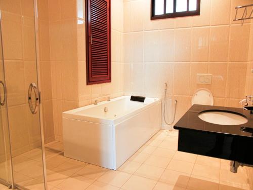 Deluxe Double or Twin Room image 1