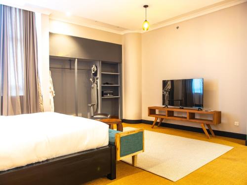 Standard King Room image 2