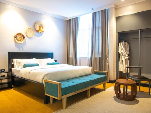 Standard King Room image 3