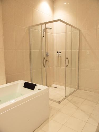 Standard King Room image 1
