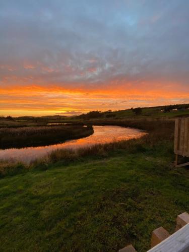 Pond View Pod 2 with Private Hot Tub - Fife - Loch Leven - Lomond Hills in Bowershall