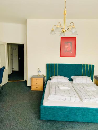 1 queen bed, 1 twin bed