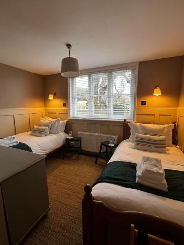 2 twin beds
