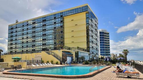 Beautiful Daytona Beach Oceanfront Condo - Daytona Beach, FL