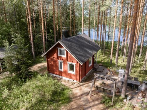 Traditional cottage with hot tub in Uurainen