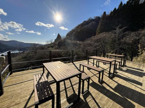 箱根の絶景を一望できる広々とした展望デッキ bbqに最適な場所 芦ノ湖の全景を一望 花火鑑賞湖水