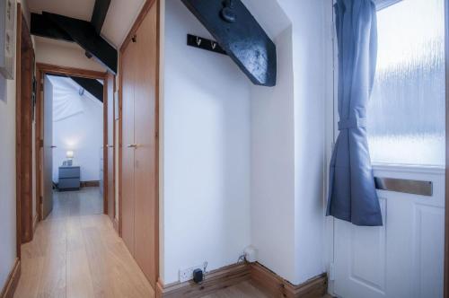 Cosy At The Mews - 2 Bedroom Apartment - Tenby - image 3