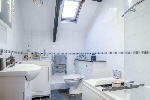 Cosy At The Mews - 2 Bedroom Apartment - Tenby - image 5