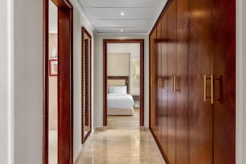 Junior Queen Suite image 3