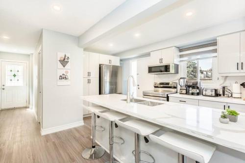 Upscale 3BR/2.5BATH House +Games room and Yard! in Mississauga, Canada