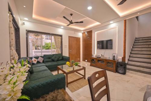 Shared lounge/TV area, Azure Retreat Villa By Tropicana Stays near Della Adventure
