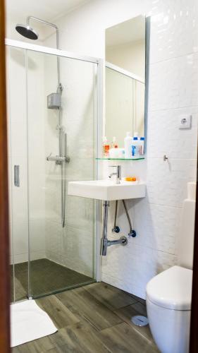 Vannas istaba, RENT4REST DOURO RIVER VIEW FAMILY RETREAT 3BD Apartment in Sao Joao Da Pesqueira
