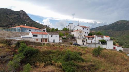 Skats, RENT4REST DOURO RIVER VIEW FAMILY RETREAT 3BD Apartment in Sao Joao Da Pesqueira