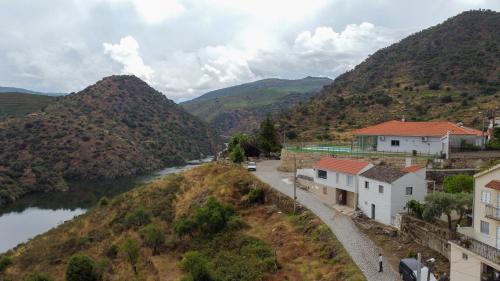 Skats, RENT4REST DOURO RIVER VIEW FAMILY RETREAT 3BD Apartment in Sao Joao Da Pesqueira