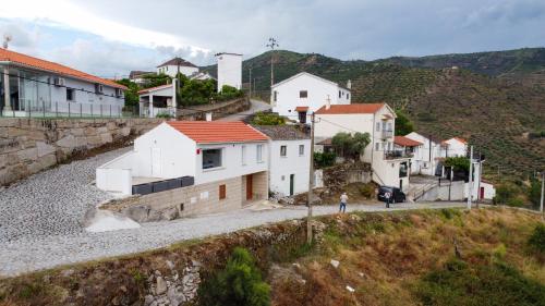 Skats, RENT4REST DOURO RIVER VIEW FAMILY RETREAT 3BD Apartment in Sao Joao Da Pesqueira
