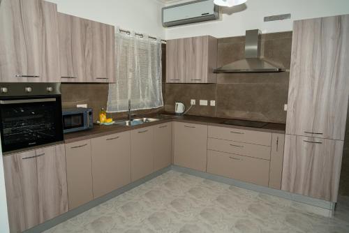 keuken, Sea-View Studio Apartment - Sleeps 2 in Marsascala