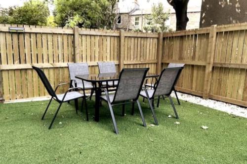 LOVELY 3 BEDROOM APARTMENT WITH PRIVATE GARDEN IN EDINBURGH CITY CENTRE, Edinburgh