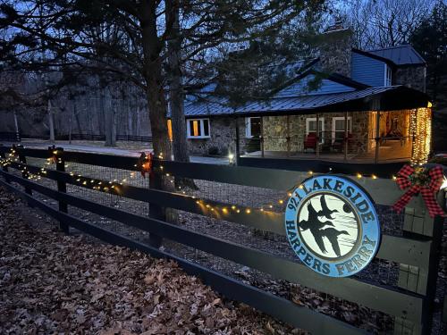 King Suites, Lakefront, Hot Tub, Watercraft in Harpers Ferry, USA