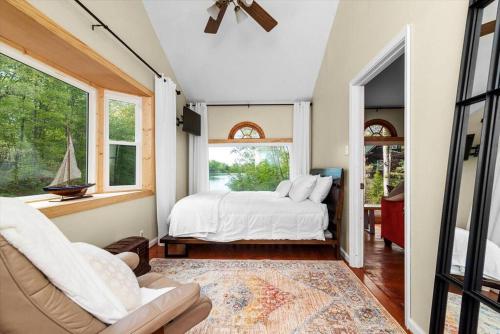 King Suites, Lakefront, Hot Tub, Watercraft in Harpers Ferry, USA