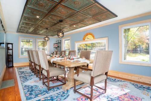 King Suites, Lakefront, Hot Tub, Watercraft in Harpers Ferry, USA