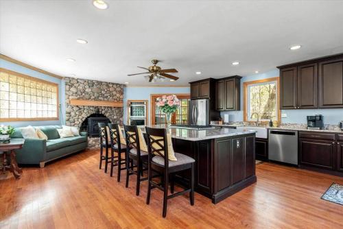 King Suites, Lakefront, Hot Tub, Watercraft in Harpers Ferry, USA