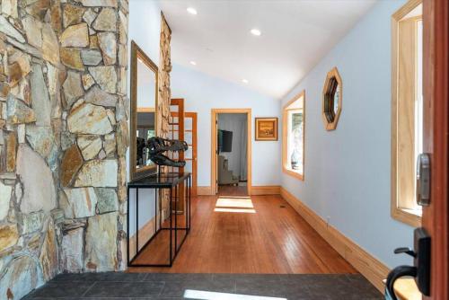 King Suites, Lakefront, Hot Tub, Watercraft in Harpers Ferry, USA