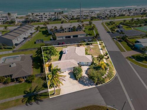 Melbourne Beach 4/3 Home steps to Beach w/Jacuzzi Melbourne Beach 4/3 Home steps to Beach w/Jacuzzi