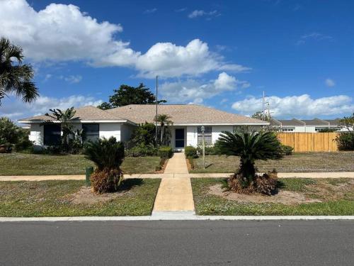 Melbourne Beach 4/3 Home steps to Beach w/Jacuzzi Melbourne Beach 4/3 Home steps to Beach w/Jacuzzi