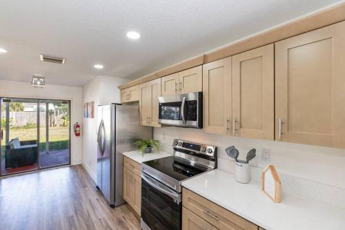 Melbourne Beach 4/3 Home steps to Beach w/Jacuzzi Melbourne Beach 4/3 Home steps to Beach w/Jacuzzi