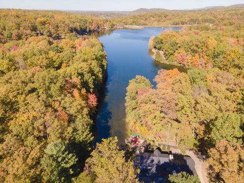King Suites, Lakefront, Hot Tub, Watercraft in Harpers Ferry, USA