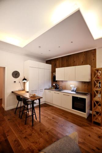 Town Hall Square Apartment, Tallinn (photo 10)