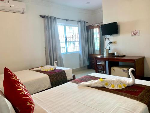 Standard Twin Room image 6