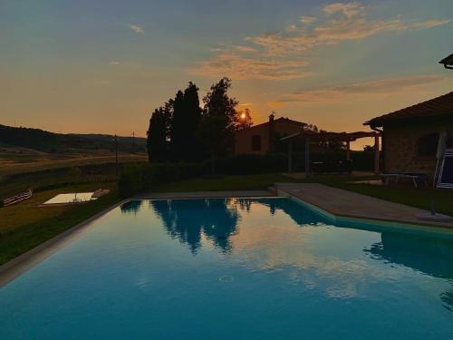 Skats, Villa Borgo del Silenzio with private pool, 5 apartments in Lajatico