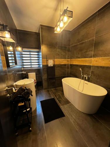 浴室, Trendy Seaside Escape 2 Bedroom Penthouse in 馬爾薩斯卡拉