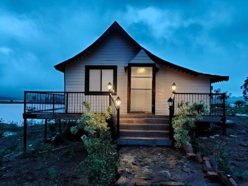 Sam's Country Ranch - Lake House with private Jacuzzi at Igatpuri