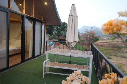 Sam's Country Ranch - Lake House with private Jacuzzi at Igatpuri