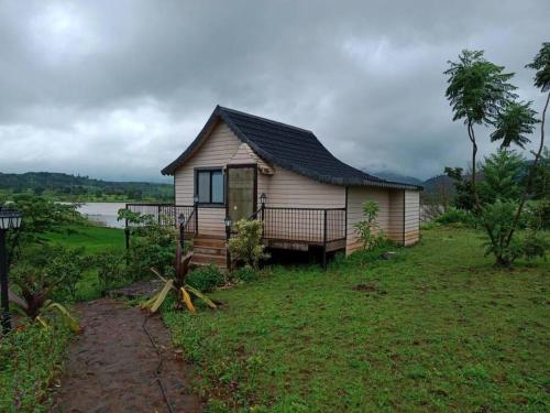 Sam's Country Ranch - Lake House with private Jacuzzi at Igatpuri