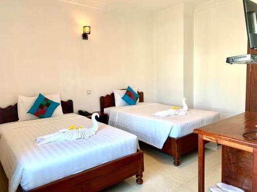 Standard Twin Room image 5