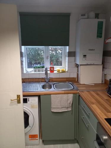 Cozy House, Garden, Free Parking, Opposite Train station with Disneyplus & Netflix included