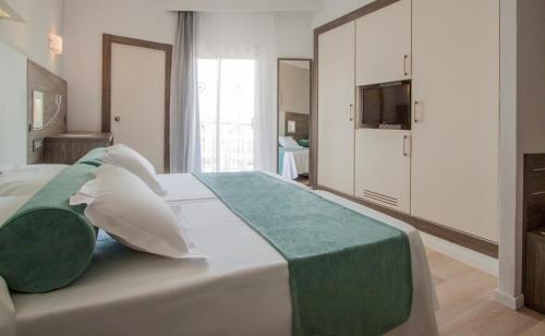 FERGUS Bermudas Ola Club Bermudas - All Inclusive is conveniently located in the popular Calvia area. The hotel offers guests a range of services and amenities designed to provide comfort and convenience. Take advant