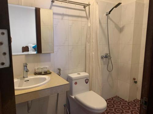 Standard Twin Room image 4