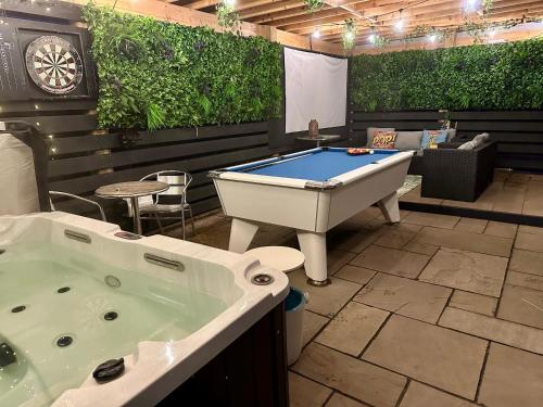 Bothy Farm Stay Sleeps 2 HotTub and Pool Table Children Welcome Ayrshire Rural Retreats in Н'ювмілнс