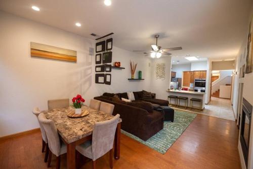 *20% New Listing Discount! Tramway Home By Sandias in Albuquerque, USA