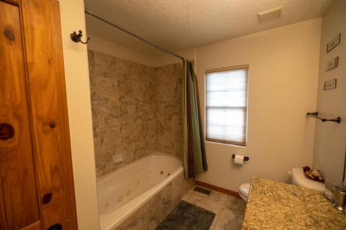 *20% New Listing Discount! Tramway Home By Sandias in Albuquerque, USA