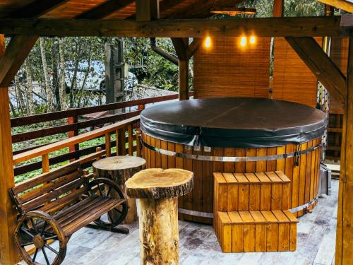 Karstais baseins, Cabana Weekend in Lunca Bradului