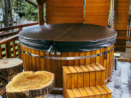 Karstais baseins, Cabana Weekend in Lunca Bradului