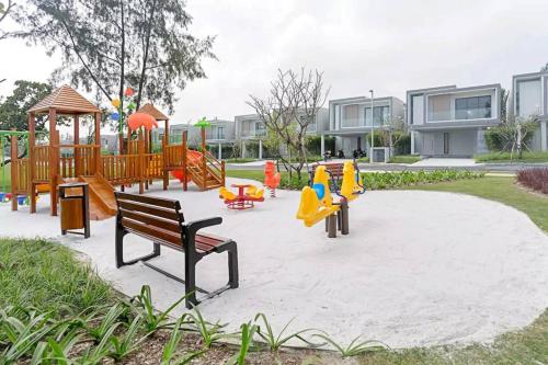 Playground, "BRG GOLF CLUB" - Danang Private Pool Villa 3 Bedrooms #2 near Non Nuoc Beach
