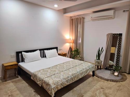 South Delhi, Artistic 4bhk Home - Vasant Kunj by Mâple Key Stays